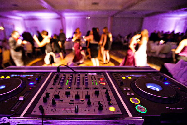 Ceremóniamester és DJ